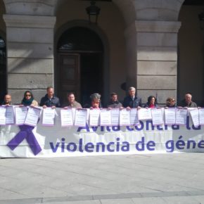 Concentración contra la violencia de género en el Ayuntamiento de Ávila